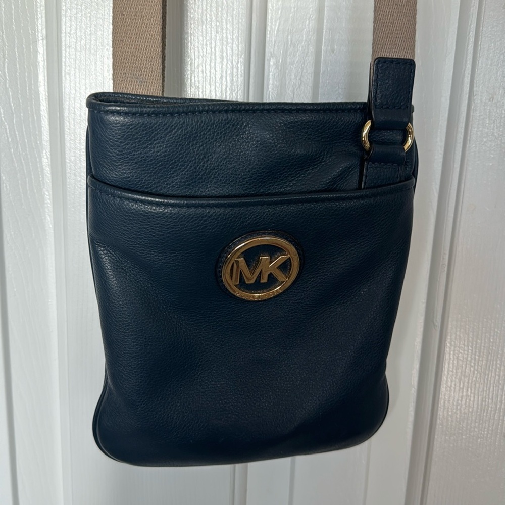Michael Kors cross body navy blue 7x9 perfect for travel. Adjustable strap